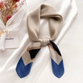 Eleganter geometrischer Satin-Schal mit Farblock-Design in Beige und Marineblau für Damen - 70x70cm / Marineblaue Kante