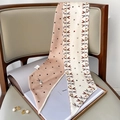 Detail van zijden sjaal met konijnpatronen gedrapeerd op een grijze lederen stoel - Cartoon Kat Konijn Patchwork (FX-35-Beige) / Beige