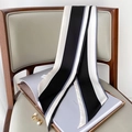 Dettaglio di una sciarpa sottile in raso a righe con perle per un look elegante - Nero Bianco Grigio