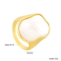 Dettaglio anello placcato oro 18K con intarsio in conchiglia, larghezza 24,4mm e peso 9,3g - US 6 / Oro
