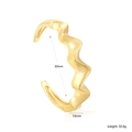 Detalle del brazalete irregular bañado en oro de 18K con medidas de 60 mm de diámetro y 14 mm - Estilo de Onda Irregular Dorada (BR928201G)