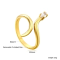 Makroaufnahme Goldener Schlangenring mit Zirkon, zeigt 23,8mm Größe und 2,5g Gewicht - Weißer Zirkonia Schlangenstil (RI1597A8G)