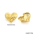 Dettaglio di orecchini a cuore placcati oro 18k con trama lava, 18.4x15.1mm e 5.9g peso - Piccola Texture Lavica Dorata(EA595802G)