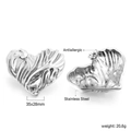 Dettaglio ravvicinato di orecchini a cuore testurizzati in acciaio con misure 35x28mm - Grande Texture Increspata Argentata(EA595801S)