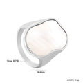 Vista dettagliata della madreperla irregolare da 24,4 mm sull'anello in acciaio inox - US 6 / Argento