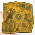 Detail eines Vintage-Seidenschals mit Blumen-Dschungel-Prints und motivierendem Text - 53x53cm / Senfgelb