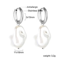 Detalle de aros de acero de 2x13mm con colgantes de perlas barrocas blancas de 11x18mm - Plata (EA59040AS)