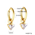 Dettaglio di orecchini a cerchio in acciaio dorato con pietre di zircone triangolari - Stile a Triangolo (EA57610AG)