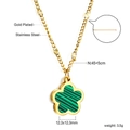 Dettaglio del ciondolo a fiore in acciaio inossidabile dorato con trama verde - Stile Trama Malachite Verde (NE2C290JG)