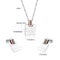 Dettaglio macro del set di gioielli in acciaio inossidabile con strisce rosso-verdi - Stile Griglia Rettangolare Argento (SE249401S)