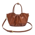 Retro Falten-Eimertasche in Karamellbraun mit goldenen Beschlägen und Umhängeriemen - Braun