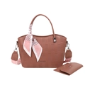 Borsa marrone con goffratura geometrica, tracolla in tessuto e foulard decorativo - Rosa
