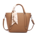 Bolso tipo cubo de cuero marrón con asa de pañuelo de seda y correa ajustable - Marrón