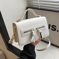 Bolso bandolera blanco de piel sintética con cremalleras doradas dobles y asa superior - Blanco