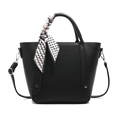 Bolso tipo cubo negro en cuero granulado con pañuelo de seda decorativo y asa - Negro