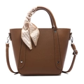 Sac seau marron texture litchi avec foulard géométrique et bandoulière amovible - Marron