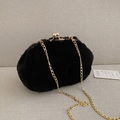 Schwarze Plüsch-Umhängetasche aus Kunstpelz mit goldenem Vintage-Verschluss und Gliederkette - Metallketten-Stil / Schwarz