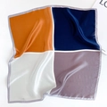Dettaglio di un foulard quadrato in 100% seta di gelso con design a blocchi di colore - 53*53cm / Grigio Scuro Caramello