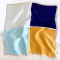 Dettaglio di foulard in seta che mostra il patchwork a quattro colori e il raso lucido - 53*53cm / Verde Acqua Giallo Navy