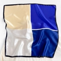 Dettaglio del foulard quadrato in 100% seta di gelso con blocchi di colore e finitura satin - 53*53cm / Beige Navy