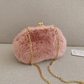 Schicke rosa Kunstfell-Muscheltasche mit Perlengriff und goldener Metallkette - Metallketten-Stil / Rosa