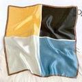 Dettaglio foulard di seta color-block in giallo, nero, beige e azzurro chiaro - 53*53cm / Blu Giallo Beige