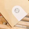 Boogvormige witte Thank You stickers met hartje op een kraftpapier geschenkdoos - Hartjespatroon (H-221)