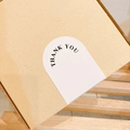 Bruine kraft geschenkverpakking met witte Thank You sticker voor verpakkingen - Alleen Tekststijl (H-222)