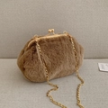 Braune Plüsch-Umhängetasche mit Perlenhenkel und goldener Kette im Muscheldesign - Metallketten-Stil / Khaki