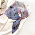 Detalle de pañuelo 100% seda con flores azul y violeta anudado en un top blanco - Flores Secas en Degradado / Rosa Púrpura