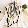 Elegante sciarpa in seta a righe bianche e nere appesa su una camicia bianca da donna - Taglia unica / XW-9 Beige