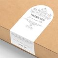 Witte rechthoekige bedankstickers met grijs bloemenpatroon op bruine kartonnen doos - Europees Bloemenpatroon (H-343)