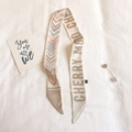 Dettaglio foulard in seta beige con scritte CHERRY MOOD e motivi grafici moderni - Cachi