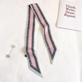 Dettaglio di foulard rosa con bordo in pizzo e spilla di perle elegante come accessorio - Rosa (TLP-79)