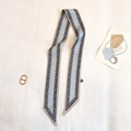 Dettaglio di un foulard in seta azzurro con motivo paisley e fibbia in metallo dorato - Azzurro (TLP-79)