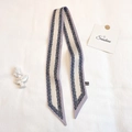 Dettaglio di sciarpa in seta stile francese con stampa pizzo viola e poliestere - Beige con bordo viola (TLP-79)
