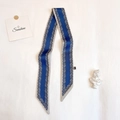 Dettaglio di sciarpa in seta Paisley blu scuro con motivi in pizzo su fondo bianco - Blu reale (TLP-79)