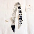 Dettaglio del foulard twilly crema con stampa nera e fibbia ad anello in metallo dorato - Motivo a lettere tonde (TLP-81)