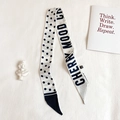 Dettaglio di un foulard in seta a pois con scritta Cherry Mood e decoro elegante - 5*90cm / Beige-Nero