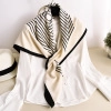 Elegante sciarpa in finta seta beige a righe annodata su camicia bianca da donna - Taglia unica / XW-111 Geometrico Bianco