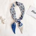 Twilly di seta blu e bianco con motivo alfabetico e punte dal taglio obliquo - 5*90cm / Azzurro