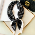 Élégant foulard en soie noir et blanc à motifs géométriques noué sur un support - Noir (W-167)