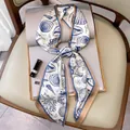 Elegante pañuelo estrecho de seda con estampados marinos azul y blanco y bordes caqui - Concha Marina Borde Caqui (FX-52)