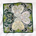 Détail d'un foulard en soie verte avec des motifs de cœur floraux et des bords roulés - 53*53cm / Vert (ZS-76)