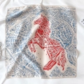 Detail eines Seiden-Vierecktuches mit Stadtplan von LA und Pferdeprint flach liegend - 53x53cm / Navyblau und Rot