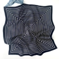 Pañuelo de seda para mujer con diseño geométrico en blanco y negro elegante - Rayado Negro