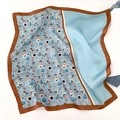Pañuelo de seda con diseño de patchwork floral azul claro y elegantes bordes marrones - Azul Agua