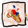 Seidenschal mit Cartoon-Muster, schwarzen Rändern und zwei Frauen auf gelbem Motorrad - 90x90cm / Mehrfarbiger Künstlerischer Stil (H-67-色)