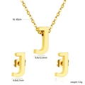 Conjunto de joyas doradas de acero inoxidable con collar de letra J y pendientes de botón - Dorado Letra J (SE1244J1G)