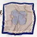 Pañuelo de seda clásico con estampado de pata de gallo azul y marrón y diseño de trébol - 70cmx70cm / Azul marino